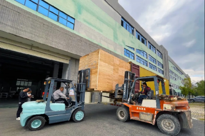Forklift loading pp block bottom sack machine
